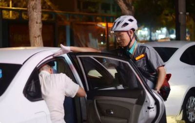 酒后尋代駕遇尷尬 兩小時(shí)無果，車主坦言“他們連車都不想上”
